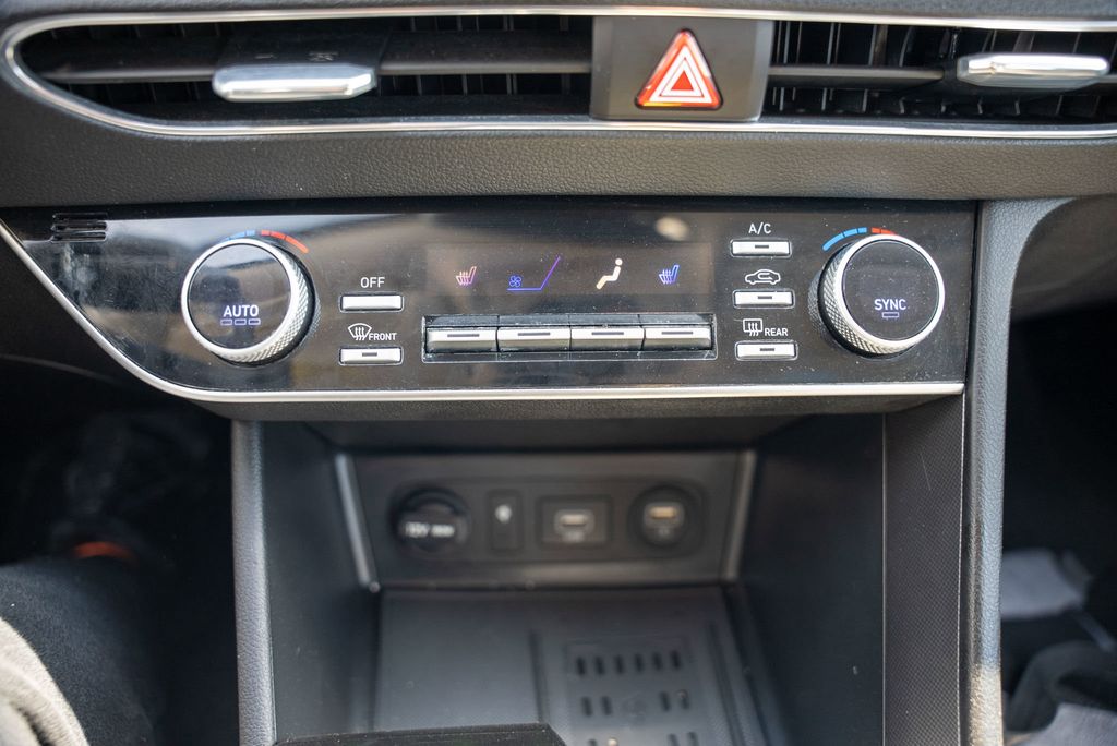 Vehicle image 28 of 43