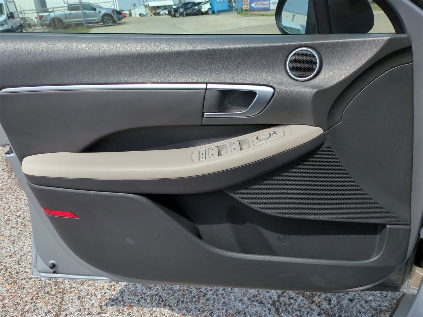 Vehicle image 24 of 34