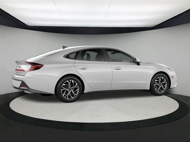 Vehicle image 10 of 21