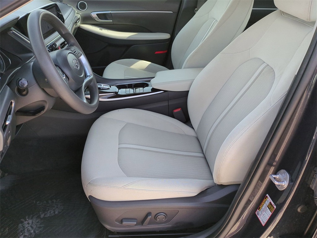 Vehicle image 20 of 34