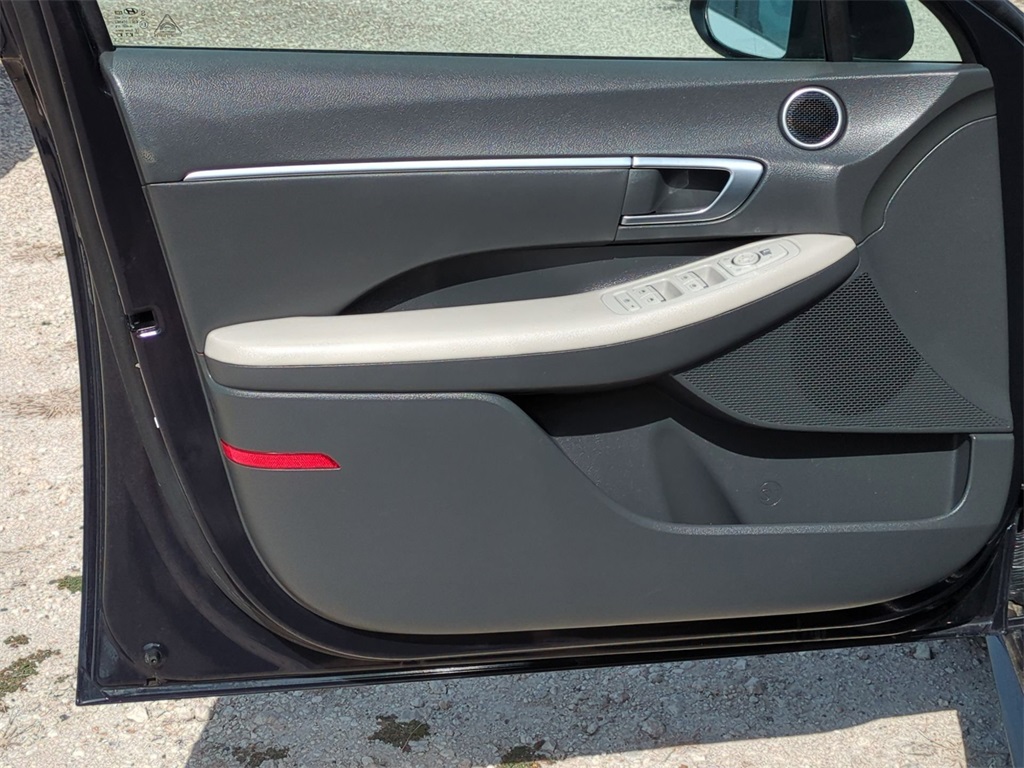 Vehicle image 23 of 34