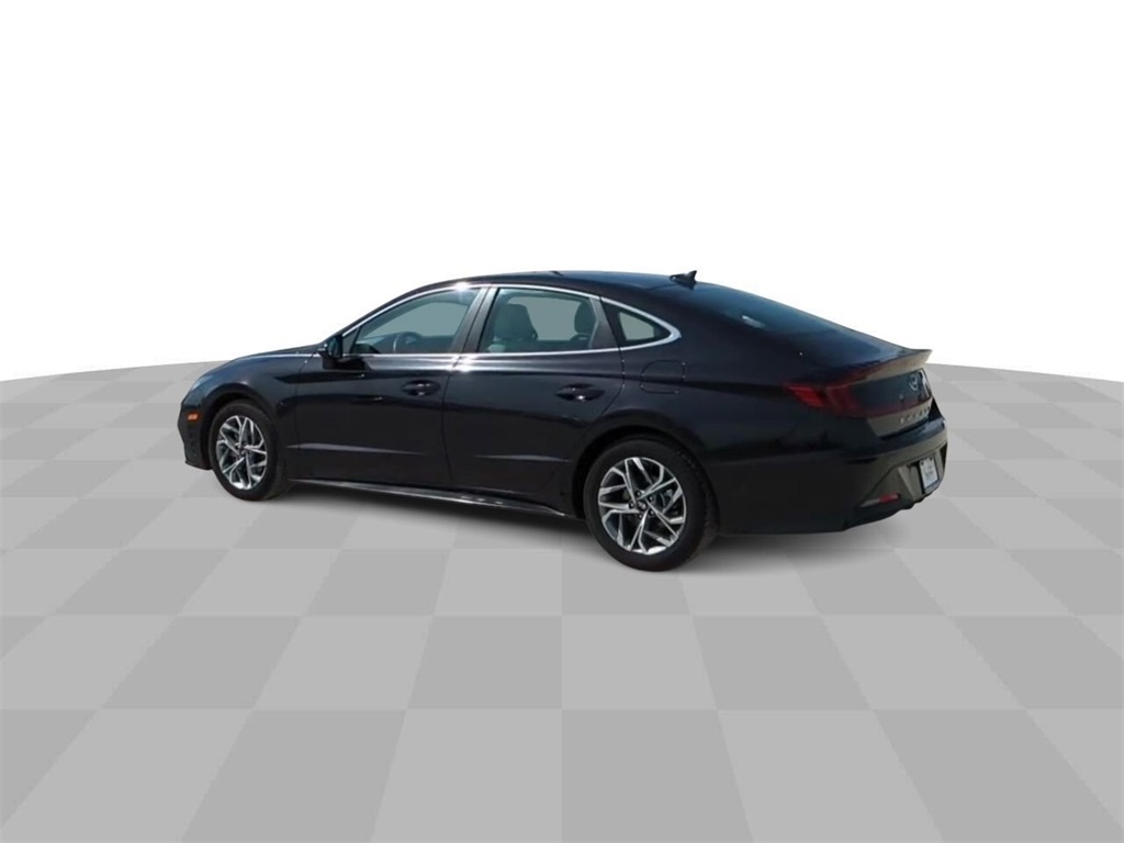 Vehicle image 10 of 34