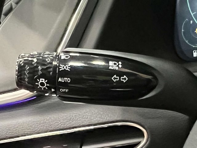 Vehicle image 28 of 33