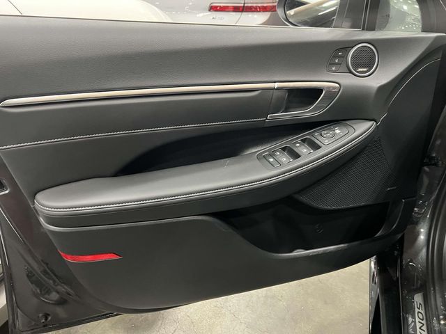 Vehicle image 14 of 33