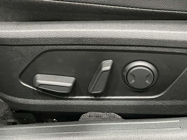 Vehicle image 17 of 33