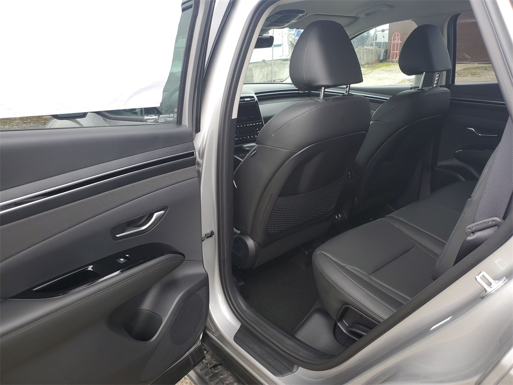 Vehicle image 16 of 31