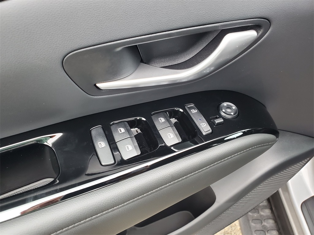 Vehicle image 21 of 31