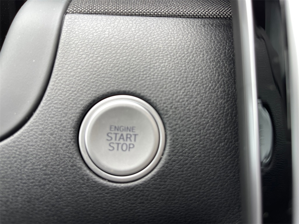 Vehicle image 21 of 23