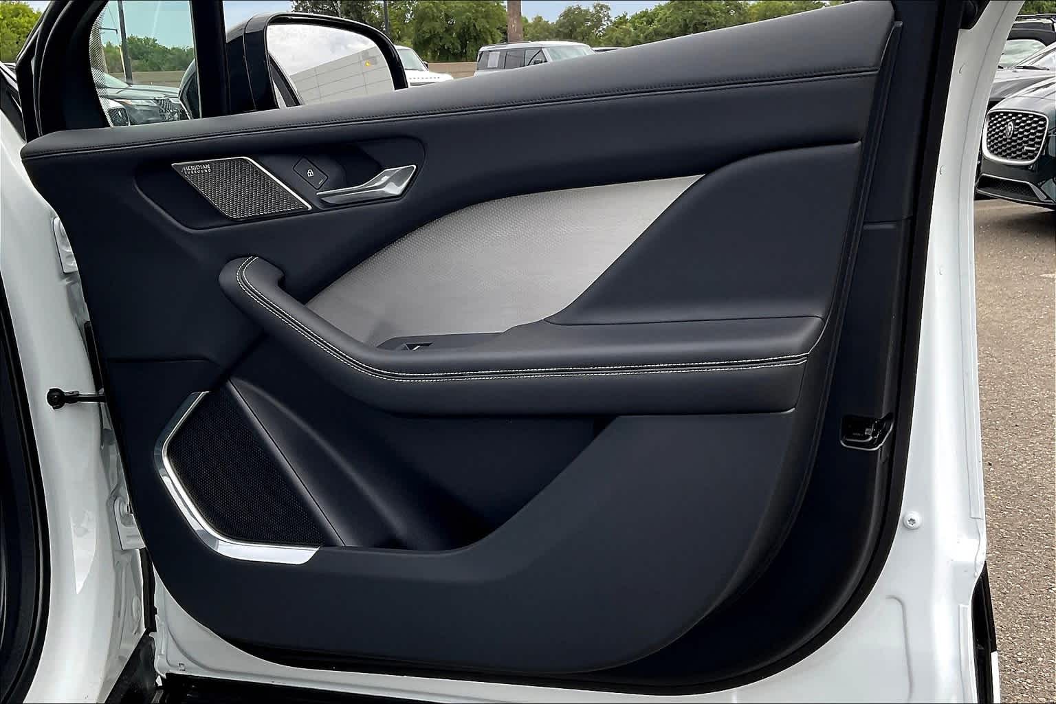 Vehicle image 25 of 30