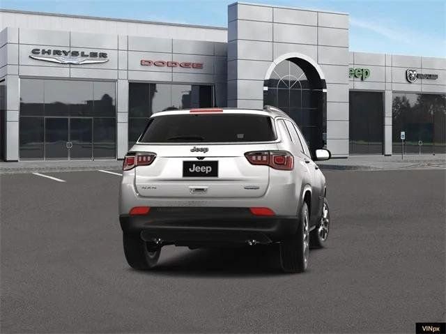 Vehicle image 13 of 18