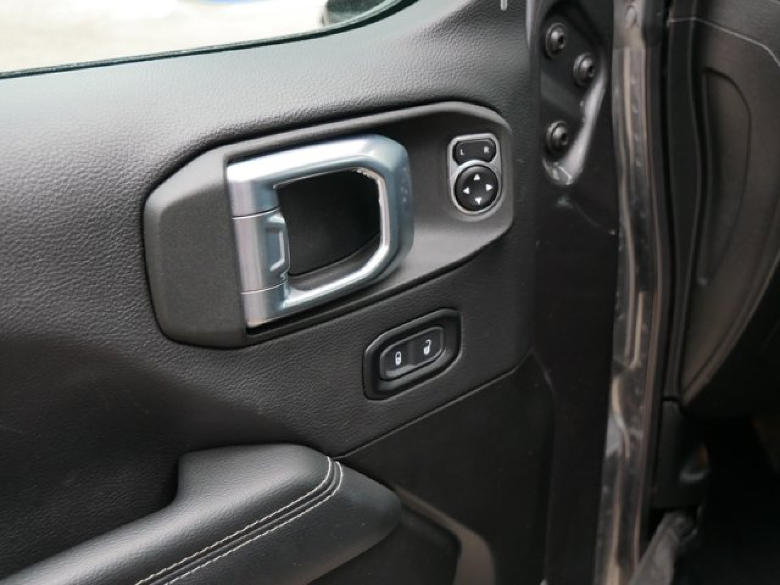 Vehicle image 13 of 27
