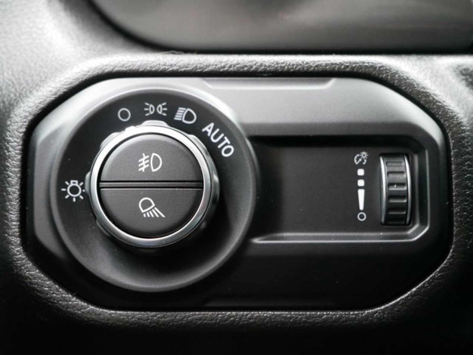 Vehicle image 19 of 27