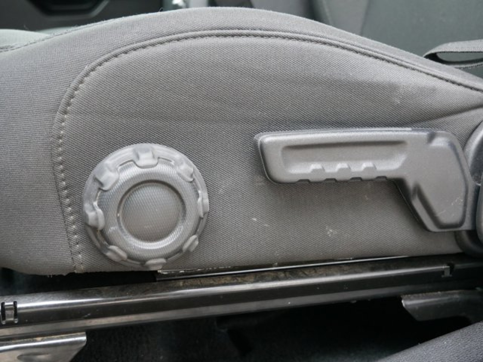 Vehicle image 14 of 27