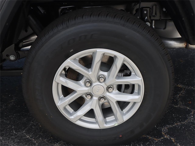 Vehicle image 17 of 19