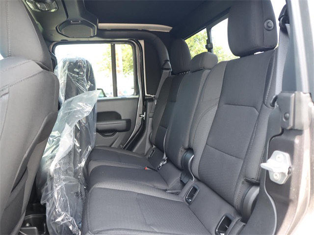 Vehicle image 16 of 19