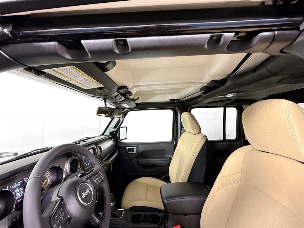 Vehicle image 21 of 33
