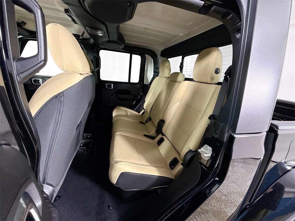 Vehicle image 24 of 33