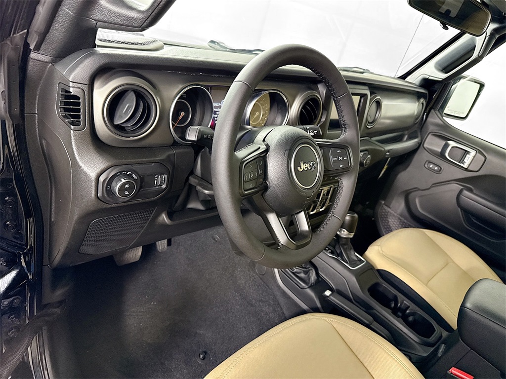 Vehicle image 8 of 33