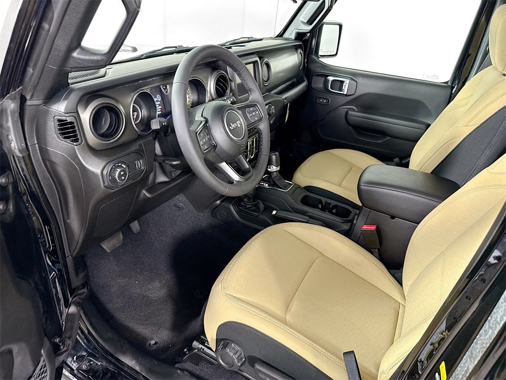 Vehicle image 22 of 33