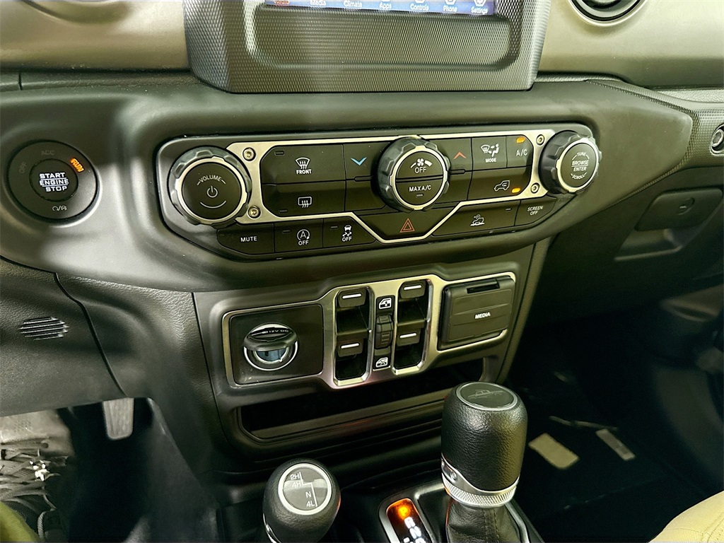 Vehicle image 14 of 33