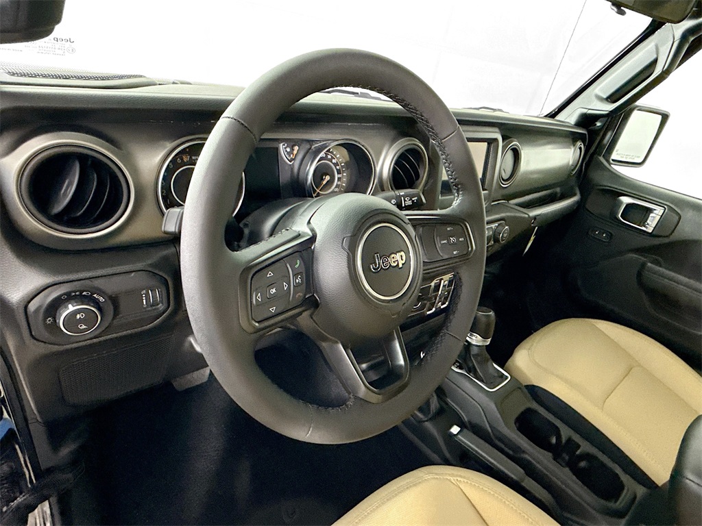 Vehicle image 10 of 33