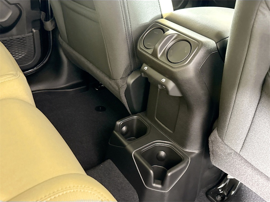 Vehicle image 25 of 33
