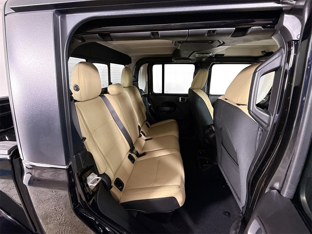 Vehicle image 28 of 33