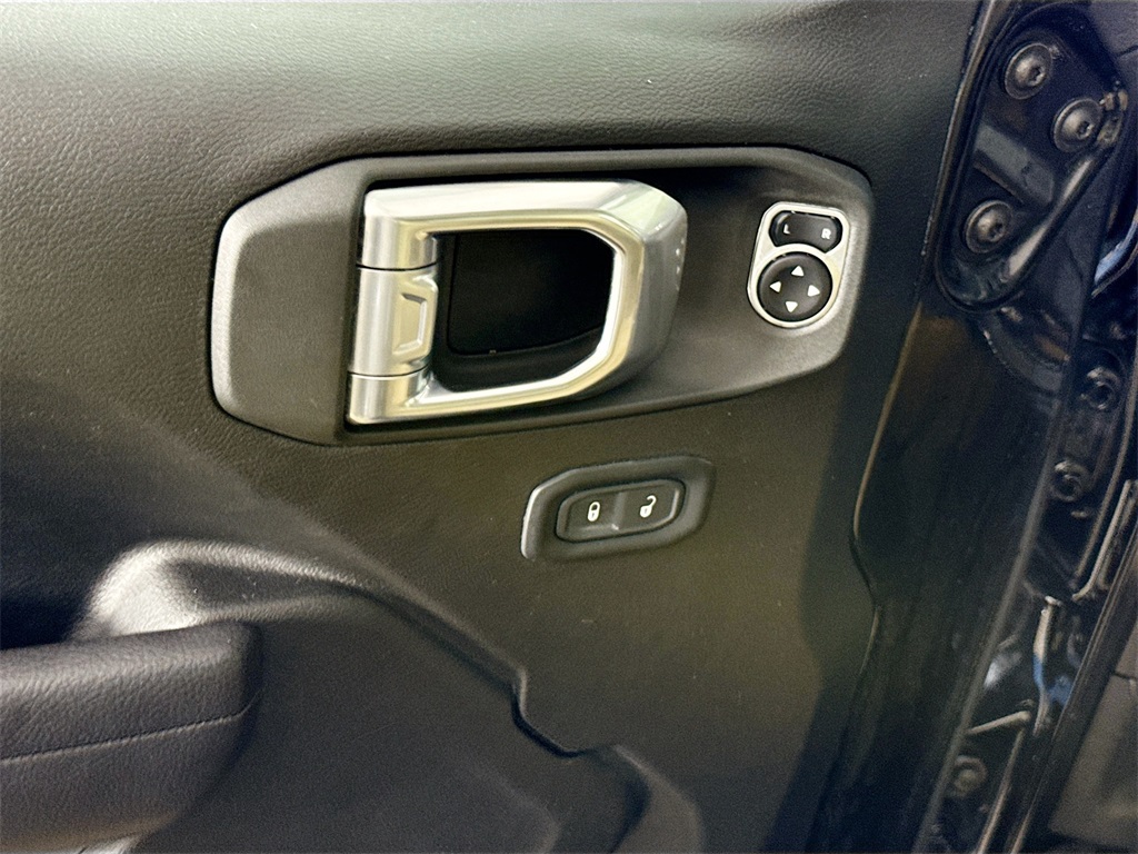 Vehicle image 16 of 33