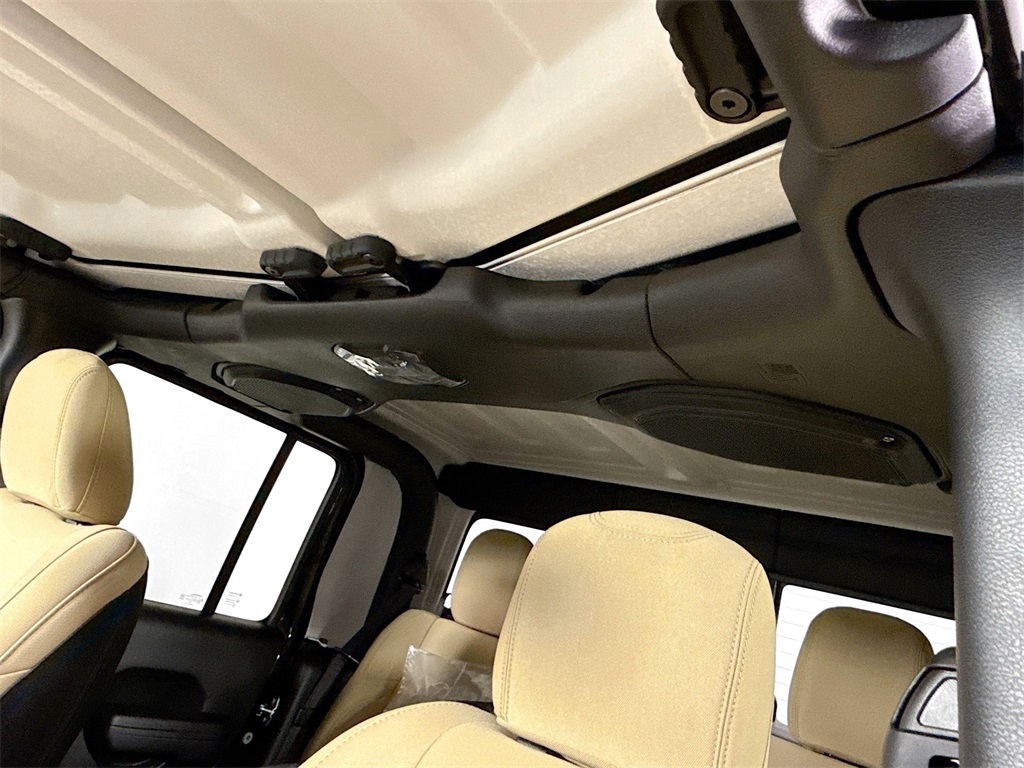 Vehicle image 17 of 33
