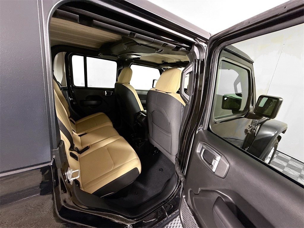 Vehicle image 29 of 33