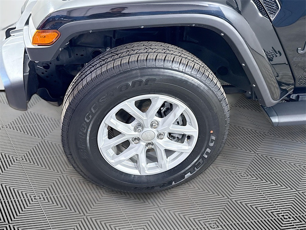 Vehicle image 32 of 33