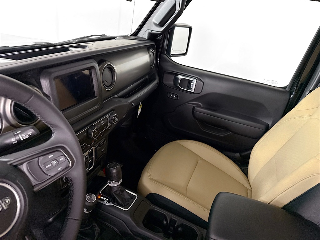 Vehicle image 23 of 33