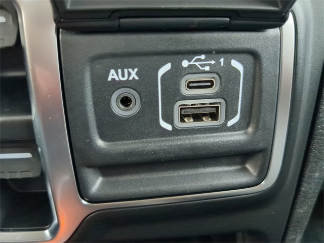 Vehicle image 21 of 26
