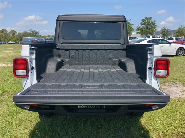 Vehicle image 13 of 26