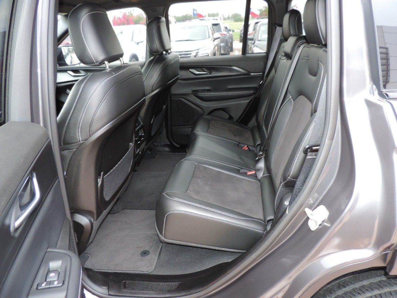 Vehicle image 14 of 27