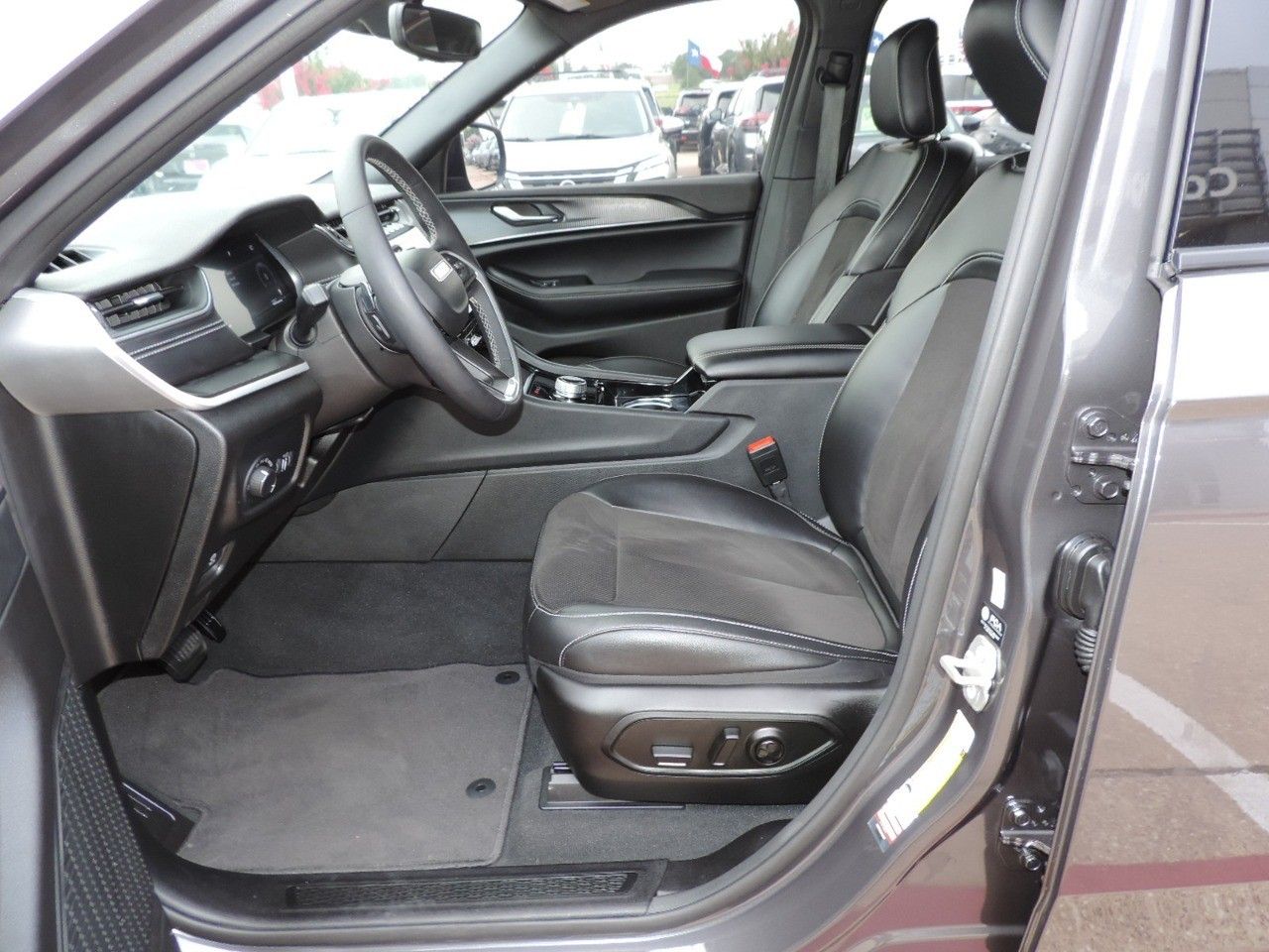 Vehicle image 13 of 27
