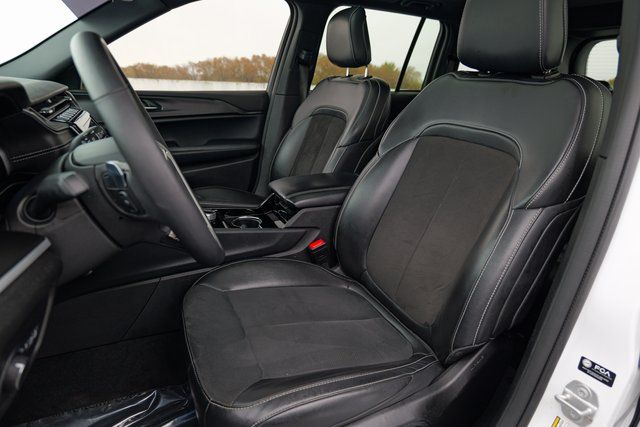 2023 Jeep Grand Cherokee Altitude Image 19 of 68