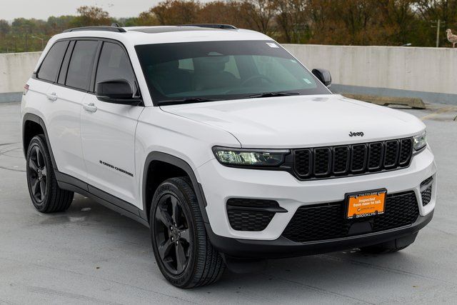 2023 Jeep Grand Cherokee Altitude Image 4 of 68