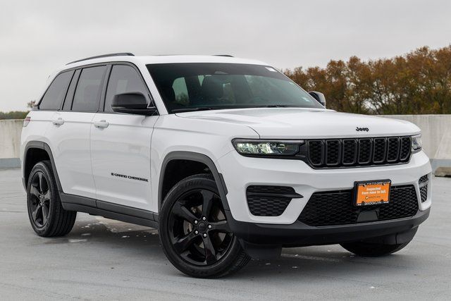 2023 Jeep Grand Cherokee Altitude Image 3 of 68