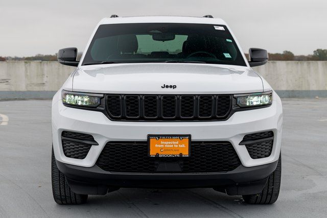 2023 Jeep Grand Cherokee Altitude Image 2 of 68