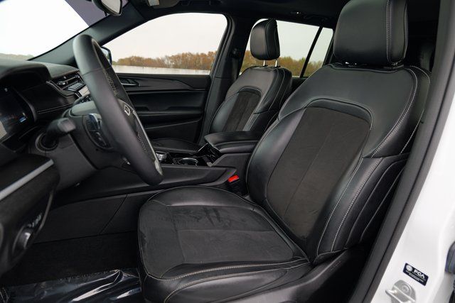 2023 Jeep Grand Cherokee Altitude Image 20 of 68