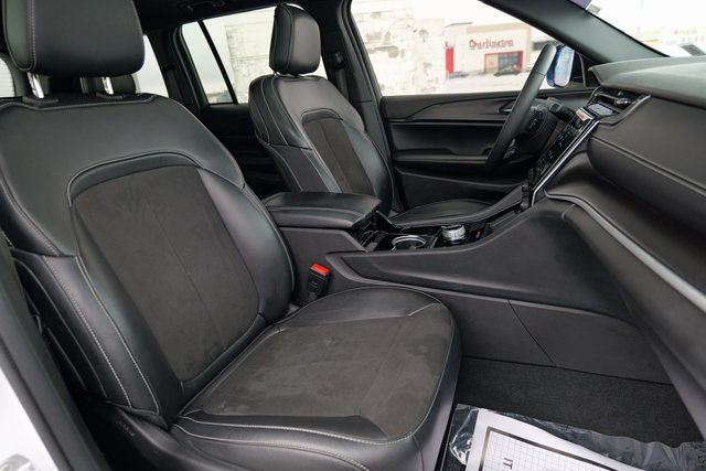 2023 Jeep Grand Cherokee Altitude Image 24 of 68