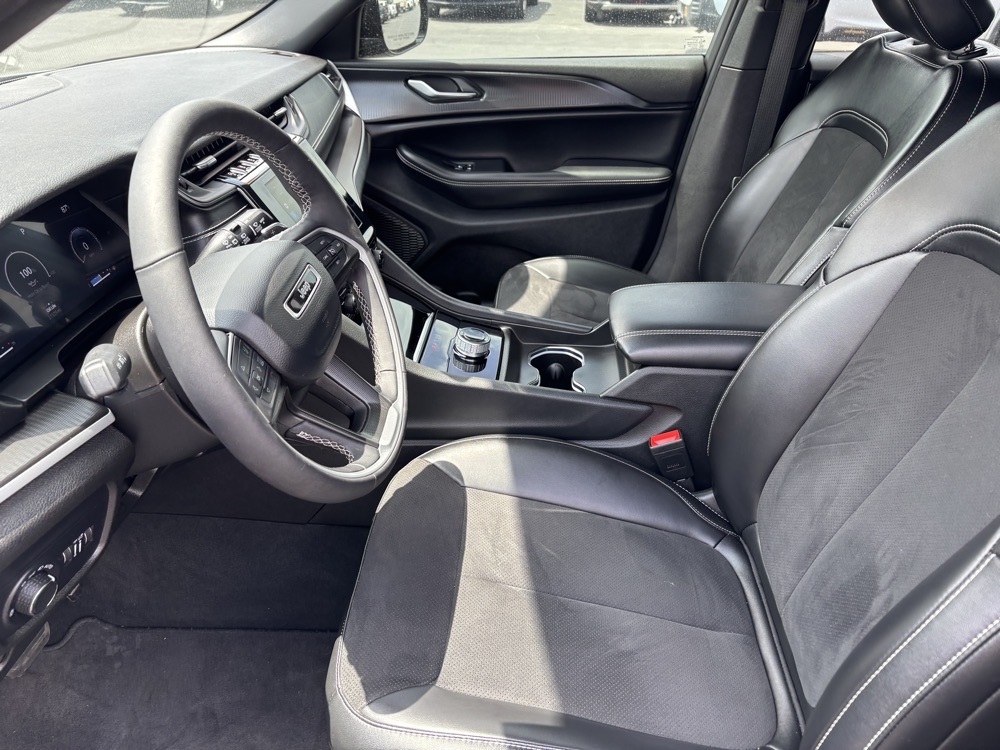 Vehicle image 10 of 32