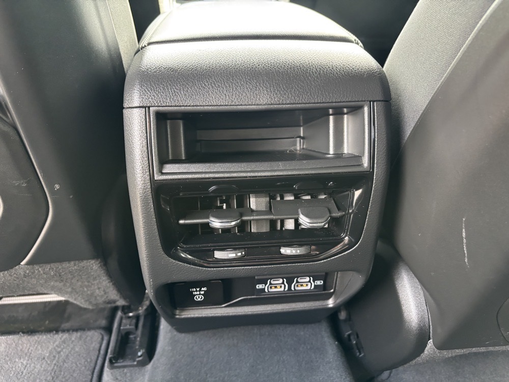 Vehicle image 28 of 32