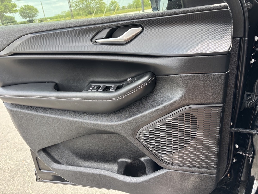 Vehicle image 23 of 32