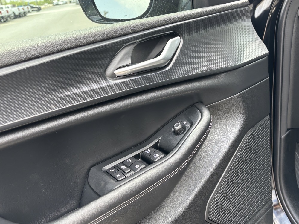 Vehicle image 24 of 32