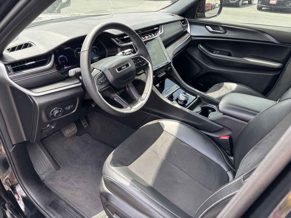 Vehicle image 8 of 32