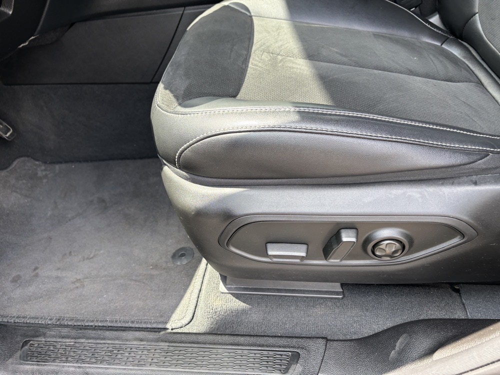Vehicle image 25 of 32