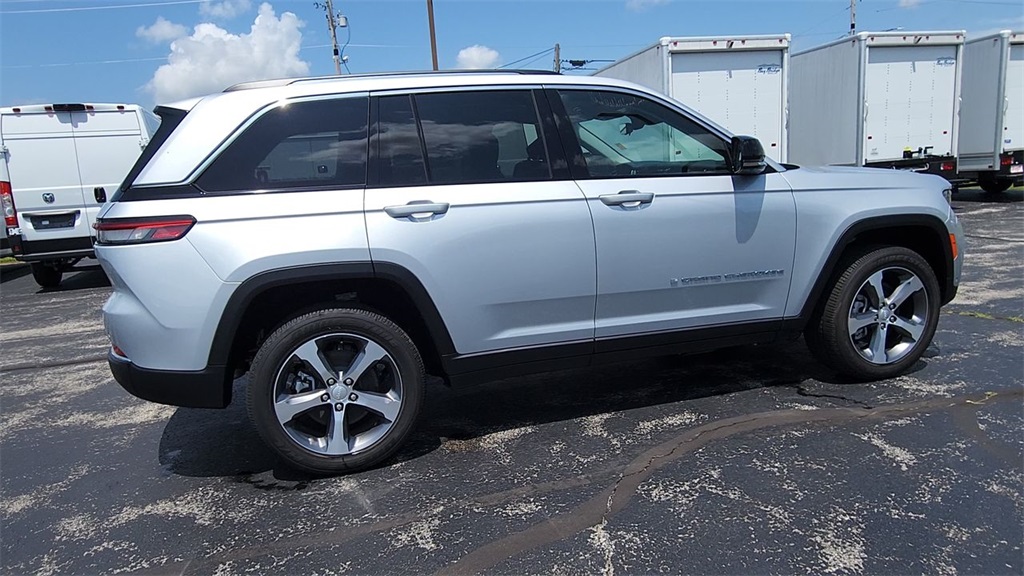 Vehicle image 4 of 27