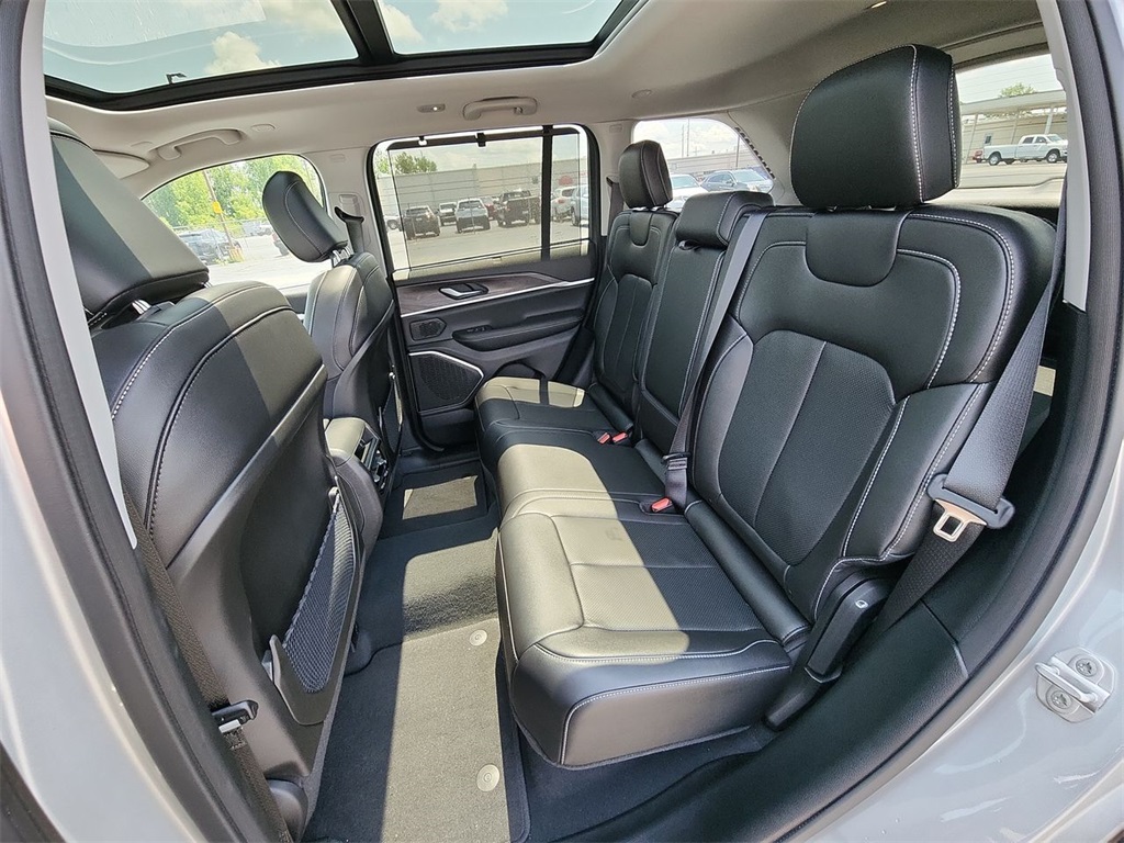 Vehicle image 13 of 27
